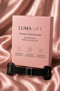 Cutia Luma Lift Invisible Contour Band cu banda elastică neagră, clipsuri tip pieptene și cataramă metalică, pe satin roz
